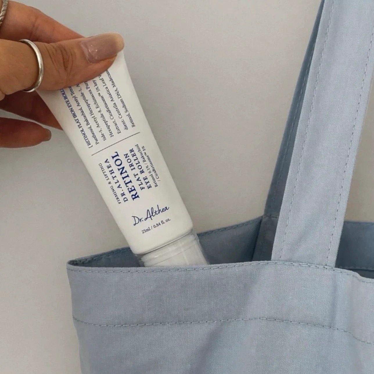 Dr. Althea Retinol Flat Iron Eye Roller 25ml de Dr. Althea — textura y detalle | K-Beauty coreano en Narumi Chile
