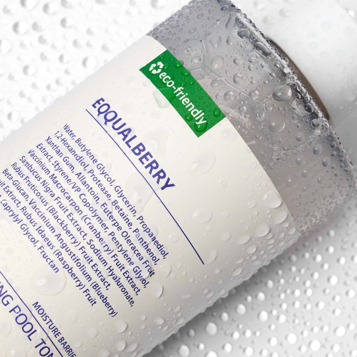 EQQUALBERRY Swimming Pool Toner 300ml de EQQUALBERRY — textura y detalle | K-Beauty coreano en Narumi Chile