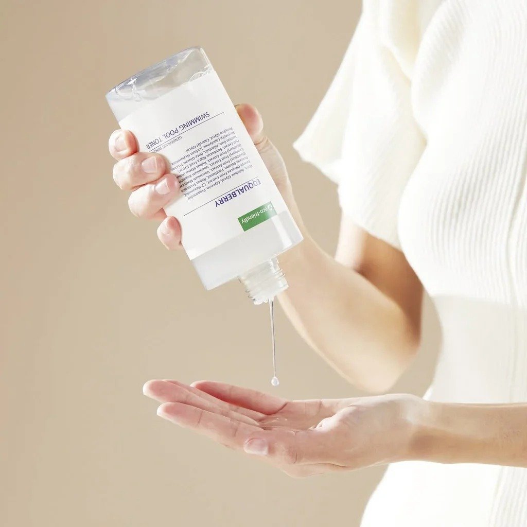 EQQUALBERRY Swimming Pool Toner 300ml de EQQUALBERRY — presentación y empaque | K-Beauty coreano en Narumi Chile