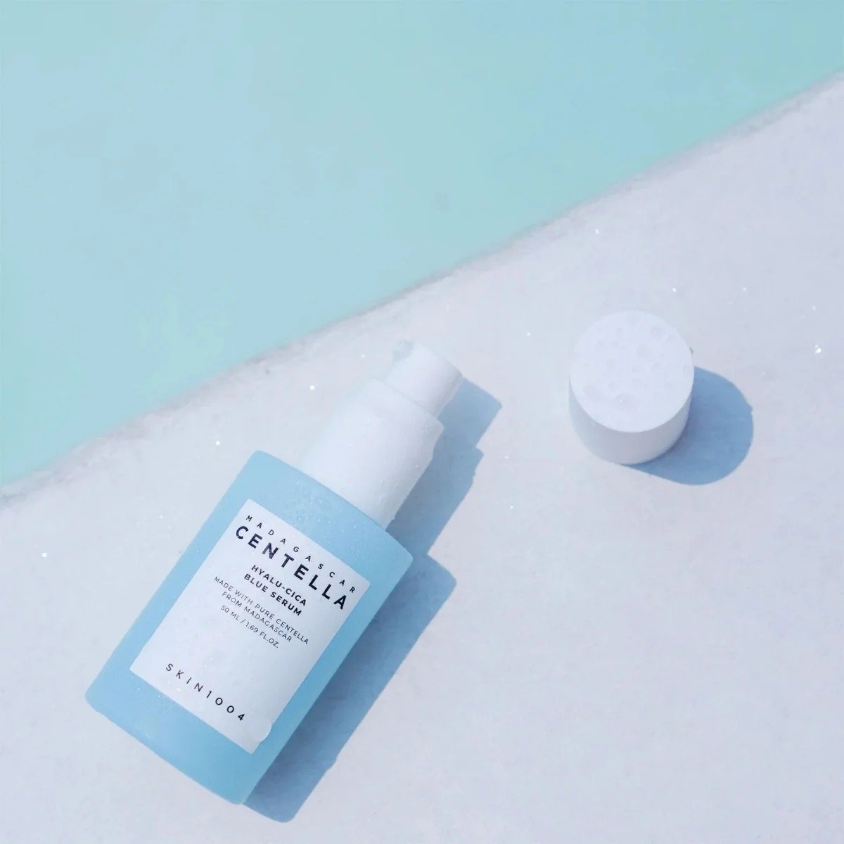 SKIN1004 Madagascar Centella Hyalu-Cica Blue Serum de SKIN1004 — textura y detalle | K-Beauty coreano en Narumi Chile