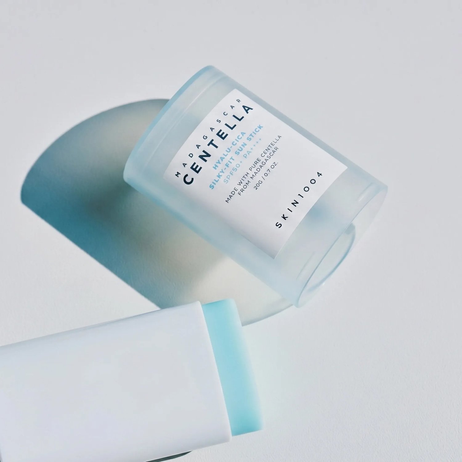 SKIN1004 Madagascar Centella Hyalu-Cica Silky-fit Sun Stick 20g de SKIN1004 — textura y detalle | K-Beauty coreano en Narumi Chile