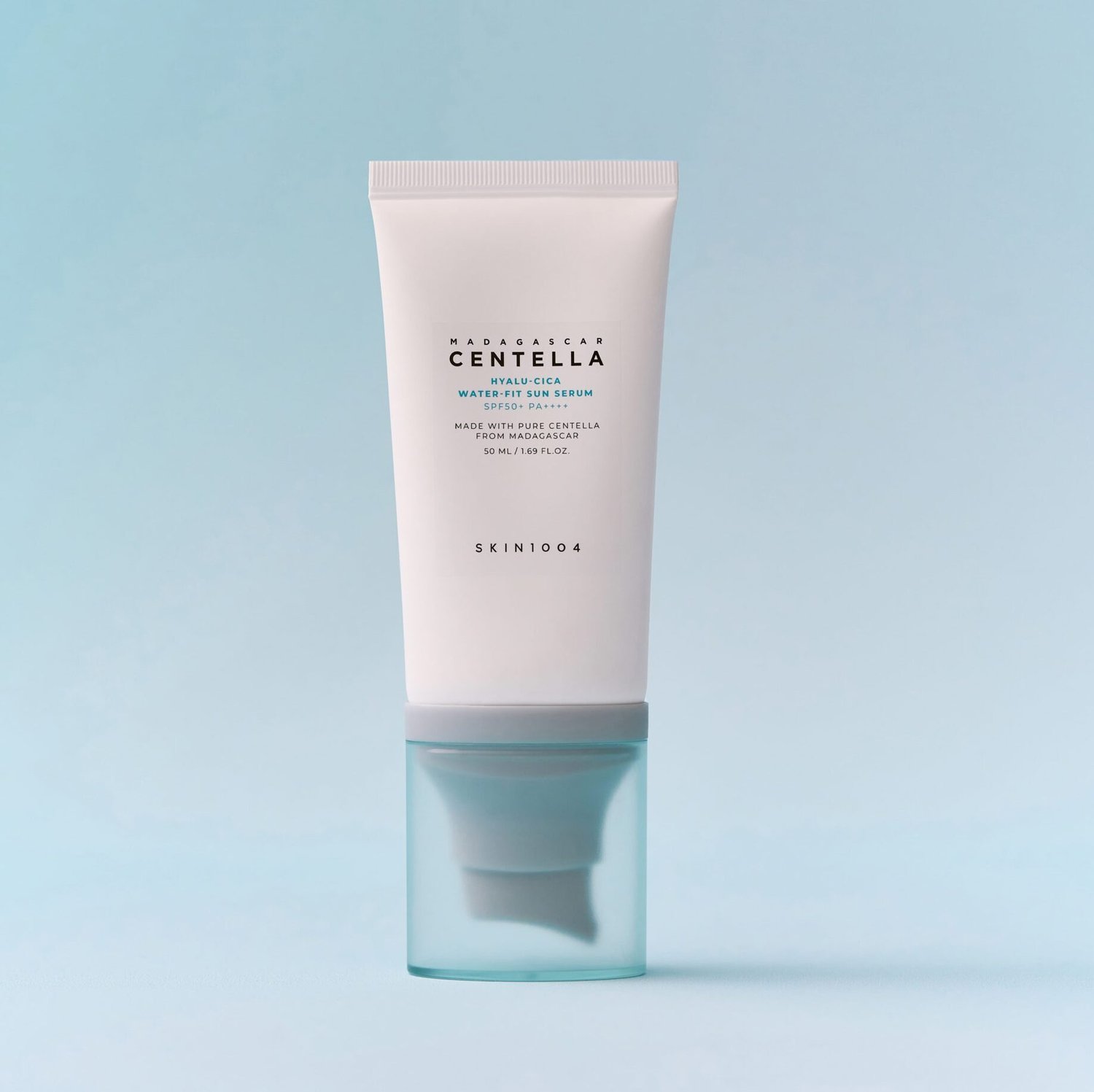 SKIN1004 Madagascar Centella Hyalu-Cica Water-Fit Sun Serum de SKIN1004 — textura y detalle | K-Beauty coreano en Narumi Chile
