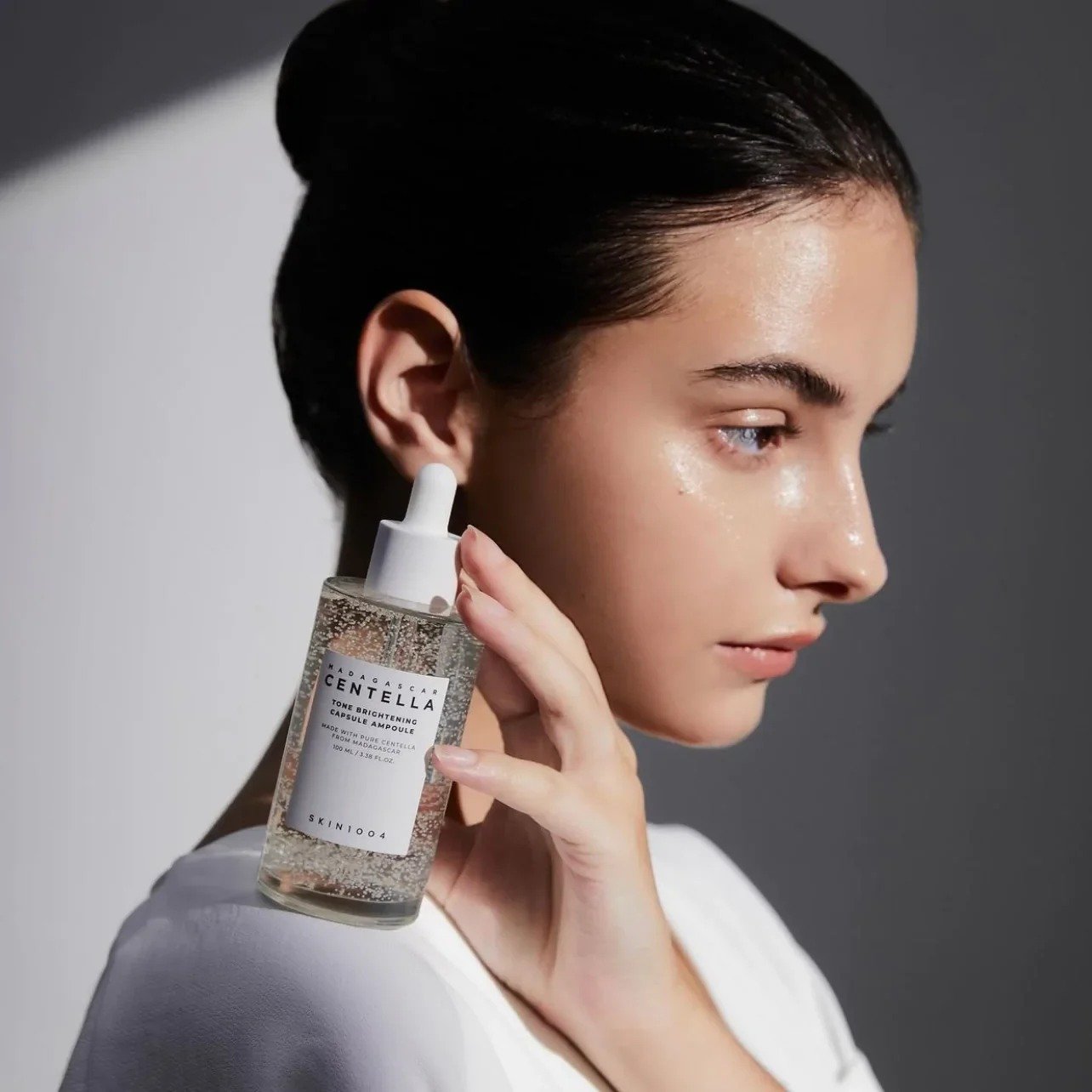 Serum SKIN1004 Madagascar Centella Tone Brightening Capsule Ampoule de SKIN1004, skincare coreano en Narumi Chile