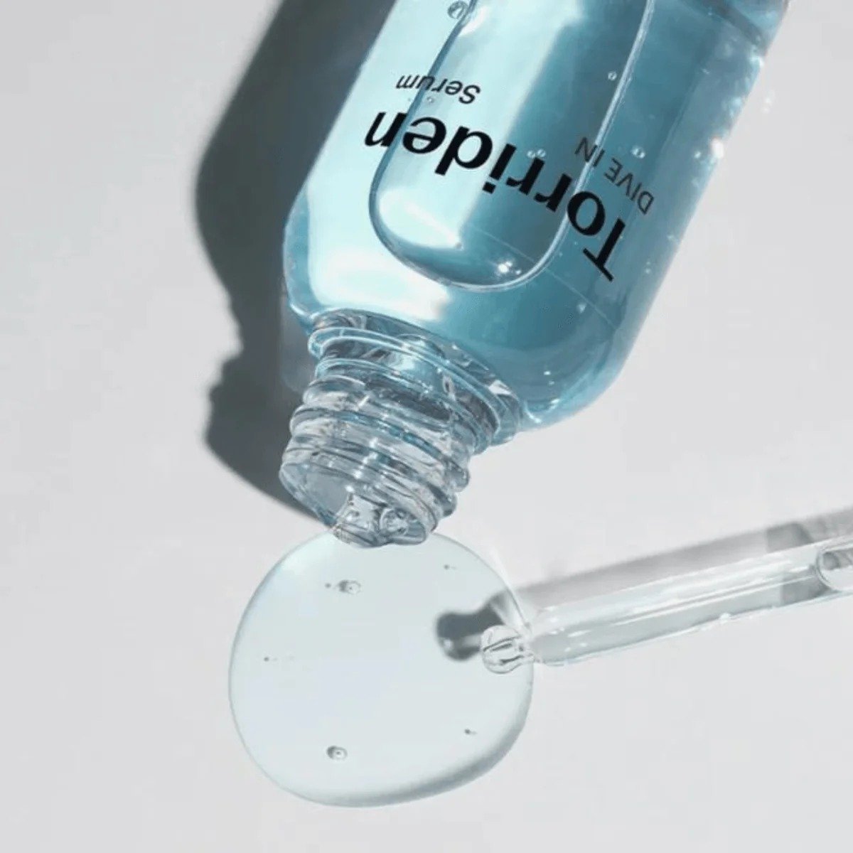 Torriden DIVE-IN Low Molecular Hyaluronic Acid Serum de Torriden — textura y detalle | K-Beauty coreano en Narumi Chile